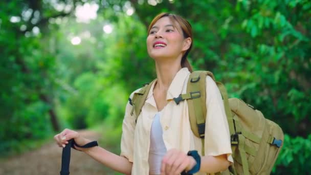 Imágenes Una Hermosa Chica Asiática Caminando Por Bosque Disfrutando Del — Vídeos de Stock