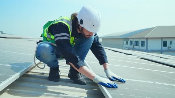 Чоловік Працює Хардхаусі Встановлюючи Сонячні Панелі Даху Будівлі — стокове відео
