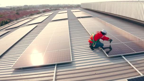 Maschio Lavoratore Hardhat Installazione Pannelli Solari Sul Tetto Dell Edificio — Video Stock
