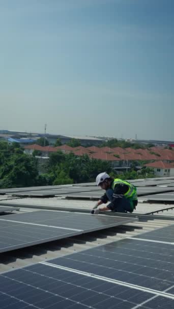 Hombre Trabajador Hardhat Instalación Paneles Solares Techo Del Edificio — Vídeo de stock
