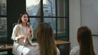 bir grup iş adamı ofiste çalışmayı tartışıyor.
