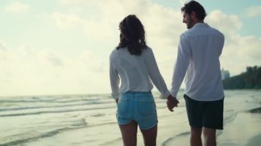 Kumsalda yürüyen mutlu ve neşeli bir çift