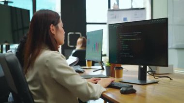 bir grup iş adamı ofiste çalışmayı tartışıyor.