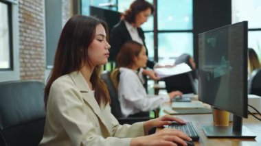 bir grup iş adamı ofiste çalışmayı tartışıyor.