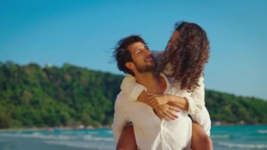 Kumsalda mutlu ve neşeli bir çift