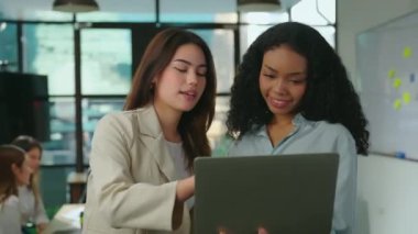 Ofisteki grup toplantısının görüntüleri takım çalışmasını ve iş desteğini gösteriyor. İki kadın iş çözüyor. Şirket çalışanları konsepti