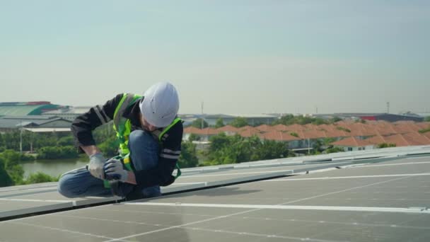 Mannelijke Werknemer Hardhat Installeren Van Zonnepanelen Het Dak Van Het — Stockvideo