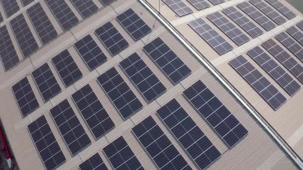 Solarzellen Auf Dem Dach Des Gebäudes — Stockvideo