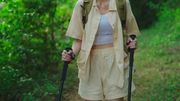 Imágenes Una Hermosa Chica Asiática Caminando Por Bosque Disfrutando Del — Vídeo de stock