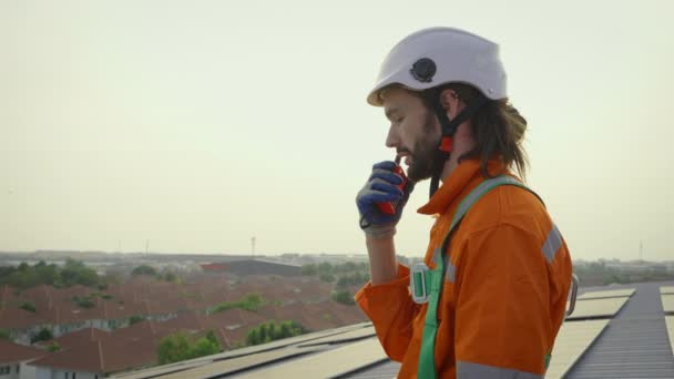 Mannelijke Arbeider Hardhat Met Walkietalkie Het Dak Van Het Gebouw — Stockvideo