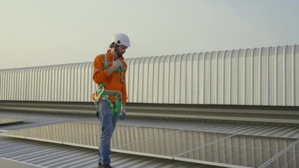 Άνδρας Εργάτης Hardhat Walkie Talkie Στην Οροφή Του Κτιρίου Ηλιακούς — Αρχείο Βίντεο