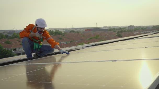 Мужчина Каскаде Устанавливает Солнечные Батареи Крыше Здания — стоковое видео