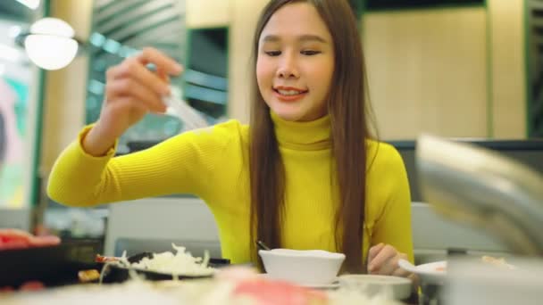 Bonita Asiática Mulher Comer Restaurante — Vídeo de Stock