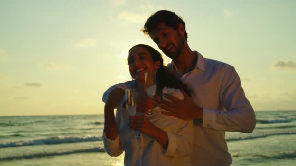 Счастливая Веселая Пара Обнимается Пляже — стоковое видео