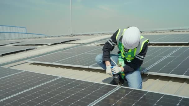Hombre Trabajador Hardhat Instalación Paneles Solares Techo Del Edificio — Vídeo de stock