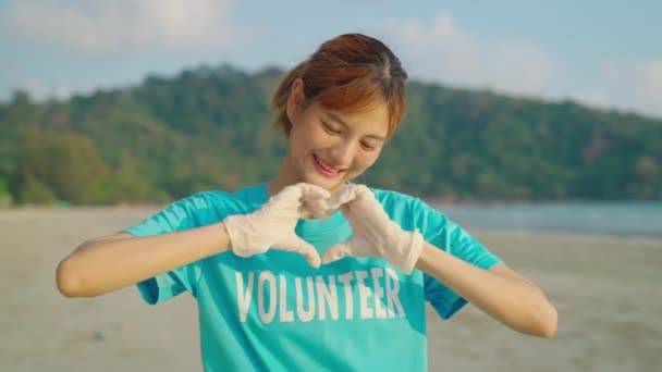 Asiatico Volontario Mostrando Cuore Segno Spiaggia Inquinamento Concetto — Video Stock
