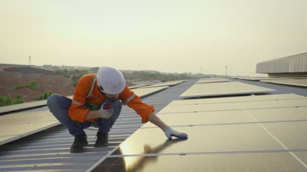 Trabalhador Masculino Chapéu Duro Instalando Painéis Solares Telhado Edifício — Vídeo de Stock