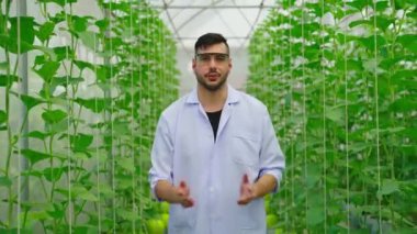 Serada çalışan genç bahçıvan.  