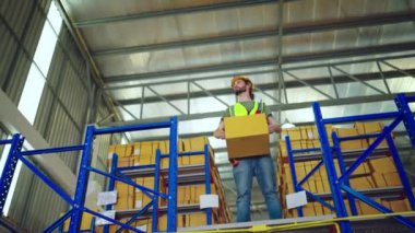 Depoda çalışan erkek işçi.