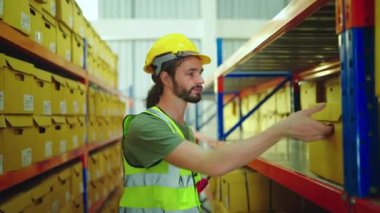 Depoda çalışan erkek işçi.