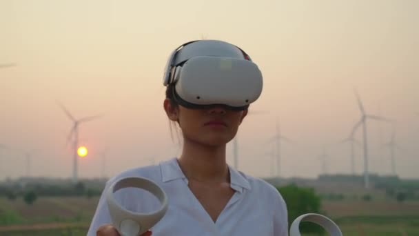 Ung Kvinna Använder Virtuell Verklighet Headset Utomhus — Stockvideo