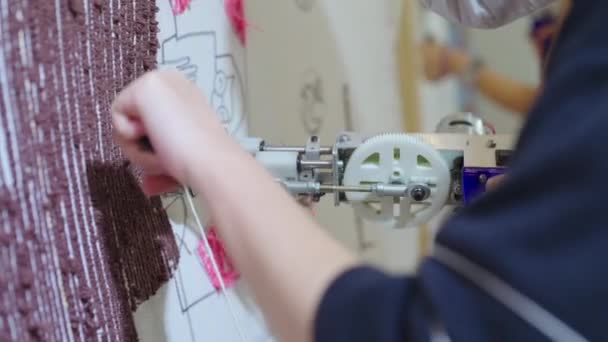 Aziatische Vrouw Maken Tapijt Home Werkplek — Stockvideo