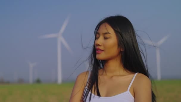 Красива Жінка Фоні Вітряної Ферми — стокове відео