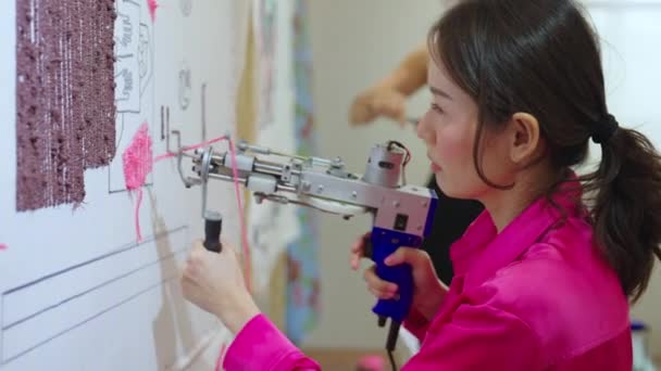 Asijské Žena Výroba Koberec Domácí Pracoviště — Stock video