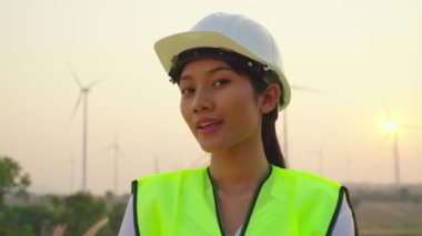 Yel değirmeni çiftliğinde beyaz şapkalı güzel bir kadın.