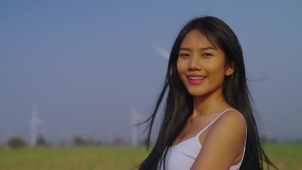 Красивая Женщина Фоне Ветряной Фермы — стоковое видео