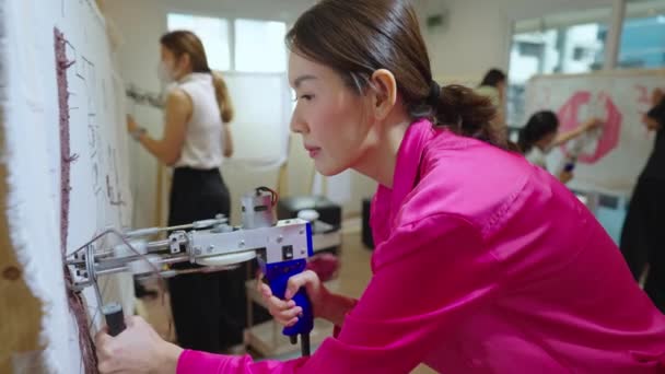 Aziatische Vrouwen Maken Tapijt Thuis Werkplek — Stockvideo