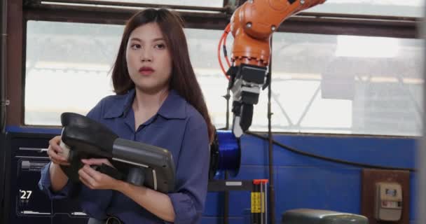 공장에서 태블릿 가지고 아시아 노동자 — 비디오