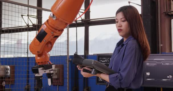 Азиатский Молодой Работник Планшетным Машиностроительном Заводе — стоковое видео