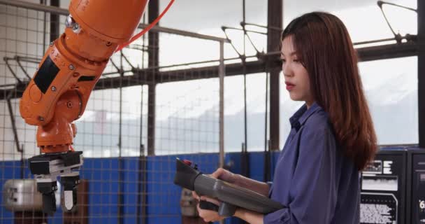 Азиатский Молодой Работник Планшетным Машиностроительном Заводе — стоковое видео