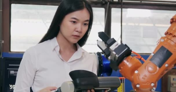 Aziatische Jonge Vrouwelijke Werknemer Machinefabriek — Stockvideo