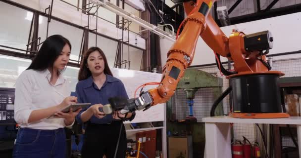 Азиатские Молодые Женщины Рабочие Машиностроительном Заводе — стоковое видео