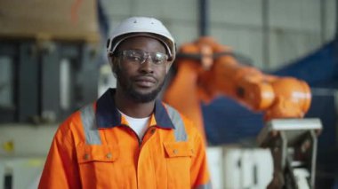 Bir fabrikada çalışan Afrikalı Amerikan işçisine yakın çekim