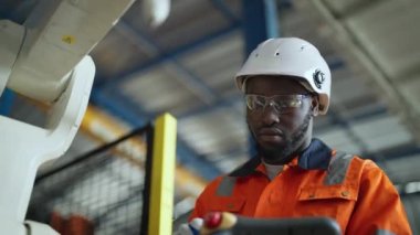 Bir fabrikada çalışan Afrikalı Amerikan işçisine yakın çekim