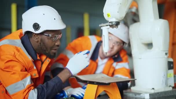 工場で働くアフリカ系アメリカ人や白人労働者の — ストック動画