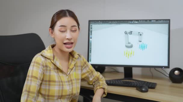 在家里使用计算机的年轻妇女 — 图库视频影像