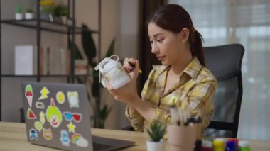 Odada ayakkabılı genç bir kadın var.