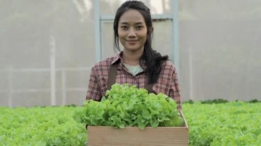 Serada çalışan genç bir kadın.