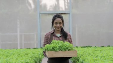 Serada çalışan genç bir kadın.