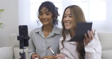 Evde makyaj yapan genç kadınlar.