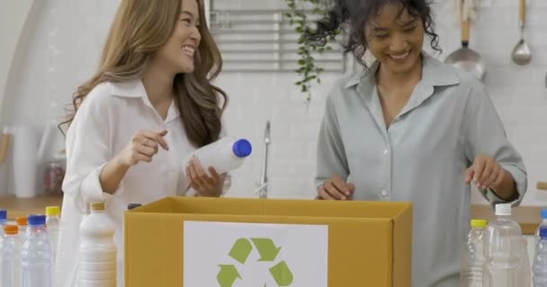 Unga Kvinnor Med Plastflaskor Rummet Återvinningskoncept — Stockvideo
