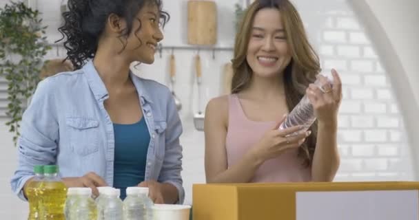 Mladé Ženy Balící Produkty Dárkové Krabice Stole — Stock video