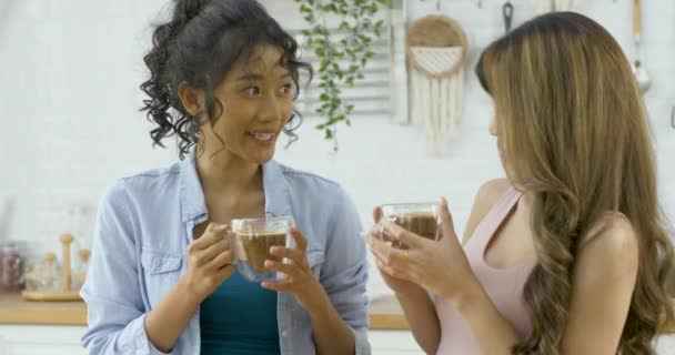 Mladé Ženy Pijící Kávu Kuchyni — Stock video