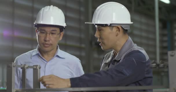 공장에서 헬멧을 노동자들 — 비디오