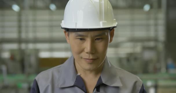 戴头盔的亚洲年轻工人的肖像 — 图库视频影像