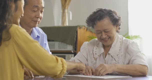 Ηλικιωμένος Άνδρας Και Γυναίκα Την Εγγονή Τους Που Παίζουν Επιτραπέζια — Αρχείο Βίντεο